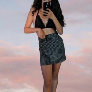 Cute black and white polka dot mini skirt with a zipper and a detachable belt